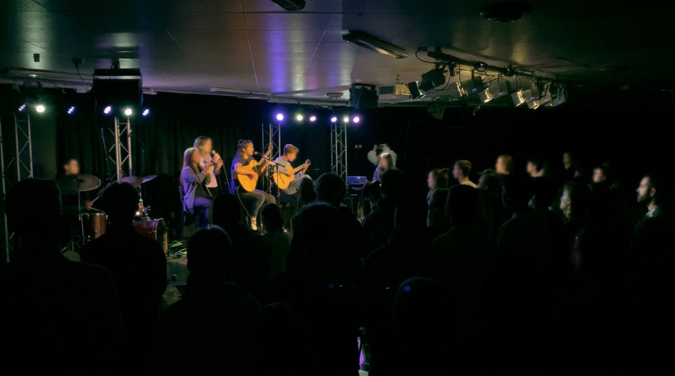 Publik vid en lovsångskonsert med akustiska gitarrer och scenljus